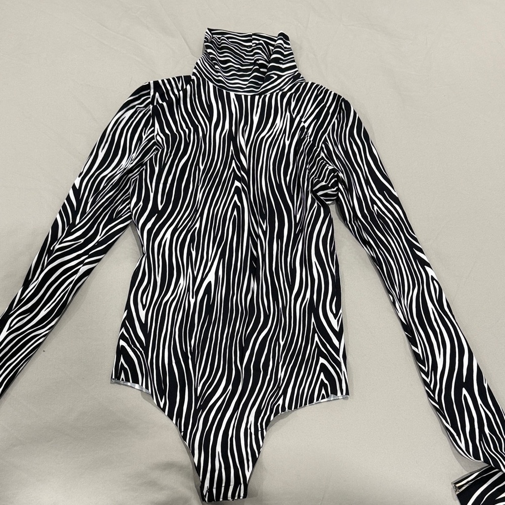 COMMANDO- CLASSIC PRINTED TURTLENECK BODYSUIT -
ZEBRA